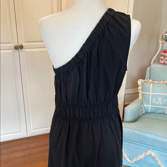 Elegant Black One-Shoulder Dress - Picture 5 of 8